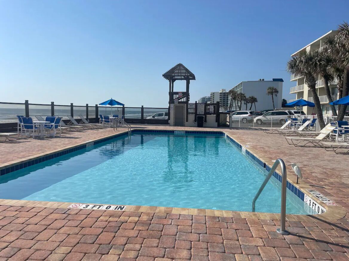 Een binnenzwembad, een buitenzwembad