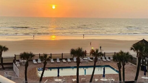 Indoor pool, outdoor pool - Cozy new Daytona Beach studio with pool access,sunset and ocean views. (Daytona Beach)
