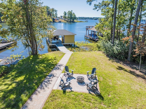  Beautiful lake front cottage, deep water lot with covered dock and amenities.