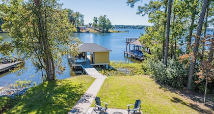 Beautiful lake front cottage, deep water lot with covered dock and amenities.