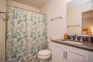 Haartrockner, Handtücher, Seife, Toilettenpapier