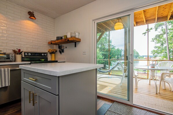 Kjøleskap, mikrobølgeovn, ovn og kokeplater