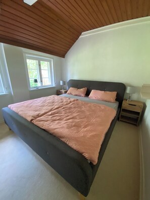 2 bedrooms, iron/ironing board, WiFi, bed sheets