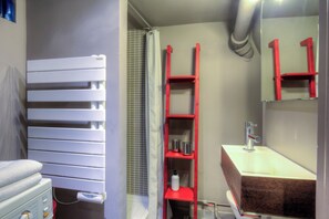 Shower, hair dryer, towels, soap - Room Bail mobilité  (Paris)
