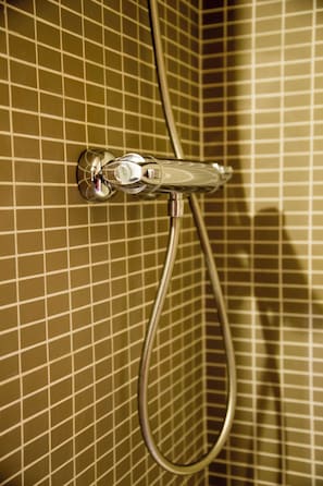 Douche, sĂšche-cheveux, serviettes fournies, savon