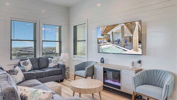 Een smart-tv, een open haard en videogames