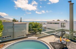 Outdoor spa tub - The Argyle Camps Bay -Pool, 5min to beach, Hot tub (Cape Town)