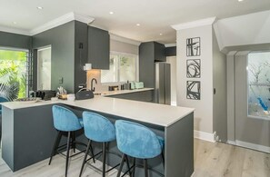 Fridge, microwave, oven, stovetop - The Argyle Camps Bay -Pool, 5min to beach, Hot tub (Cape Town)