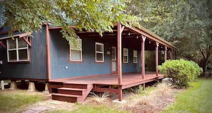 Cozy cabin in nestled on 9-acre lot in Summit, MS