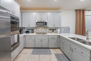 Fridge, microwave, oven, stovetop - Duplex-Style House / Office / 3 BR 3 BA / Split (Oro Valley)
