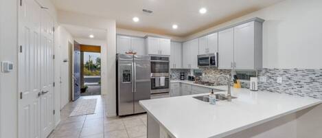 Kjøleskap, mikrobølgeovn, ovn og kokeplater