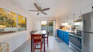 Een koelkast, een magnetron, een oven, een kookplaat