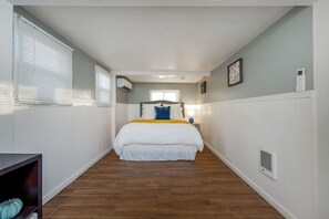 2 quartos, escrivaninha, ferros/tábuas de passar roupa, berço de viagem