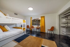 7 slaapkamers, een bureau, een strijkplank/strijkijzer, reisbedje