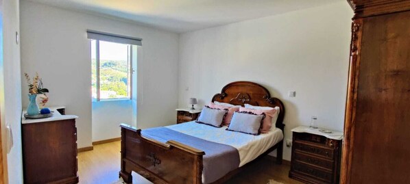 2 bedrooms, iron/ironing board, travel cot, WiFi