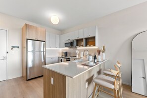 Kühlschrank, Mikrowelle, Ofen, Herdplatte