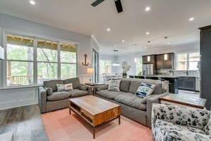 Smart TV, fireplace - New Home 2022-Hot Tub-Boat Dock- 4,000+sq ft, 5 bedrooms, Pool Table, Ping Pong (Estill Springs)