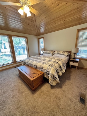 3 slaapkamers, een strijkplank/strijkijzer, wifi, beddengoed