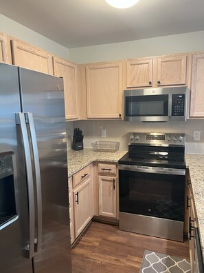 Kylskåp, mikrovågsugn, ugn och spishäll