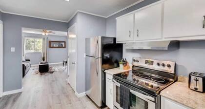 Cozy Home away from Home with FREE Parking. Only 4 miles from Broadway/Downtown!