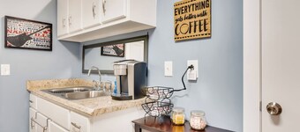 Cozy Home away from Home with FREE Parking. Only 4 miles from Broadway/Downtown!