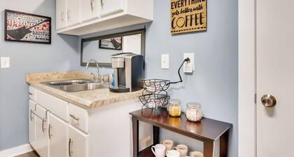 Cozy Home away from Home with FREE Parking. Only 4 miles from Broadway/Downtown!