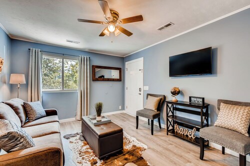 Cozy Home away from Home with FREE Parking. Only 4 miles from Broadway/Downtown!