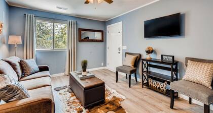 Cozy Home away from Home with FREE Parking. Only 4 miles from Broadway/Downtown!