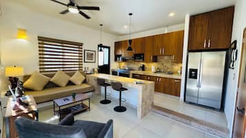 House, 3 Bedrooms, Smoking, Balcony | Living room