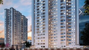 Un edificio residencial de gran altura con varios balcones y un diseño arquitectónico moderno.