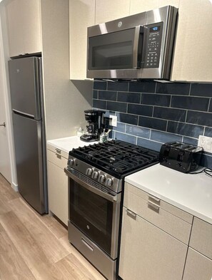 Private kitchen - Serene 1-bedroom apartment in Los Angeles with WiFi Selma 2 (Los Angeles)
