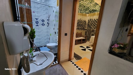 Shower, hair dryer, towels, soap. Apartment 7 minutes from Marrakech airport