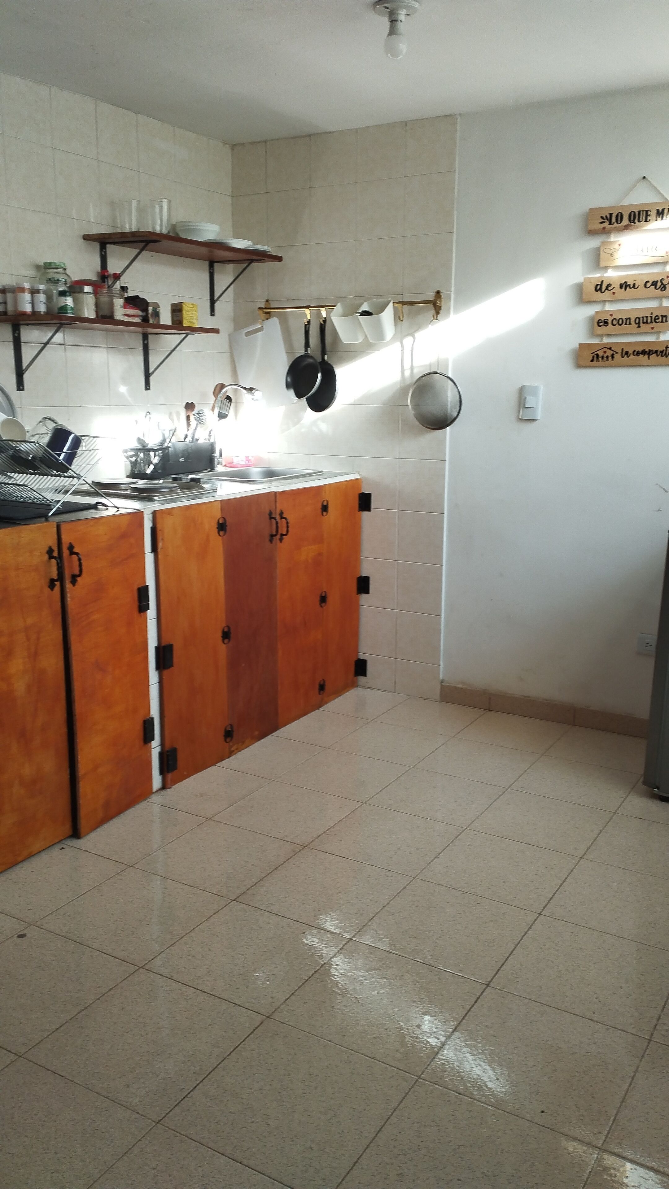 Frigorífico, placa de cocina, cafetera o tetera y hervidor eléctrico