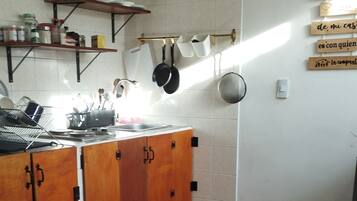 Réfrigérateur, plaque de cuisson, cafetiÚre/bouilloire