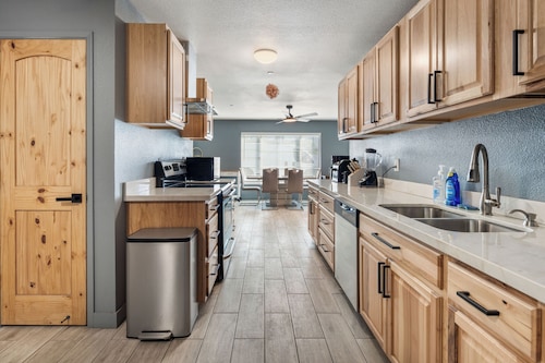 Spacious 5-bedroom house in marvelous Phoenix with AC, WiFi