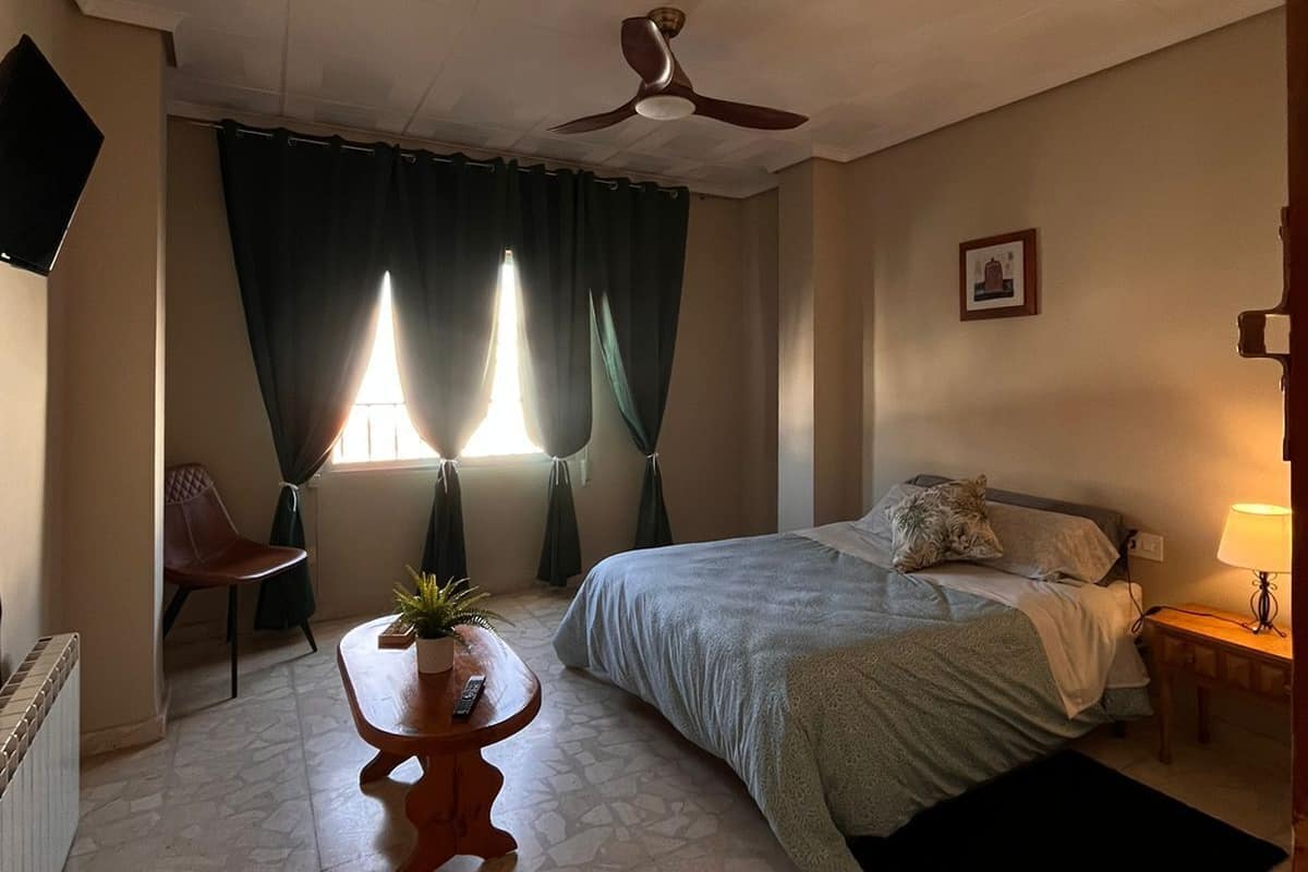 Kahden hengen classic-huone (kaksi sänkyä), kaupunkinäköala | Ilmainen Wi-Fi