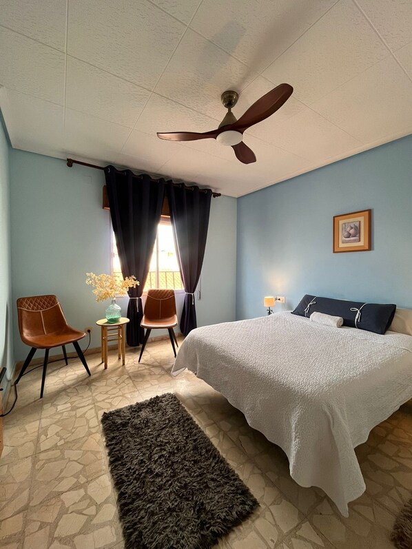 Chambre classique avec lits jumeaux, vue sur la ville | Accès au Wi-Fi (inclus)