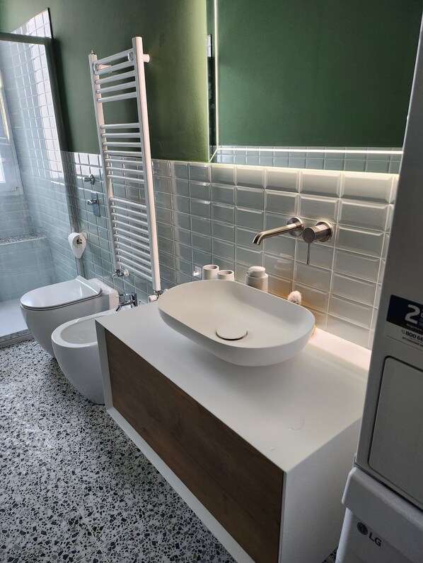 Dusche, Haartrockner, Bidet, Handtücher