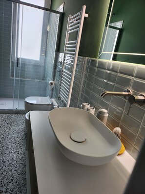 Dusche, Haartrockner, Bidet, Handtücher