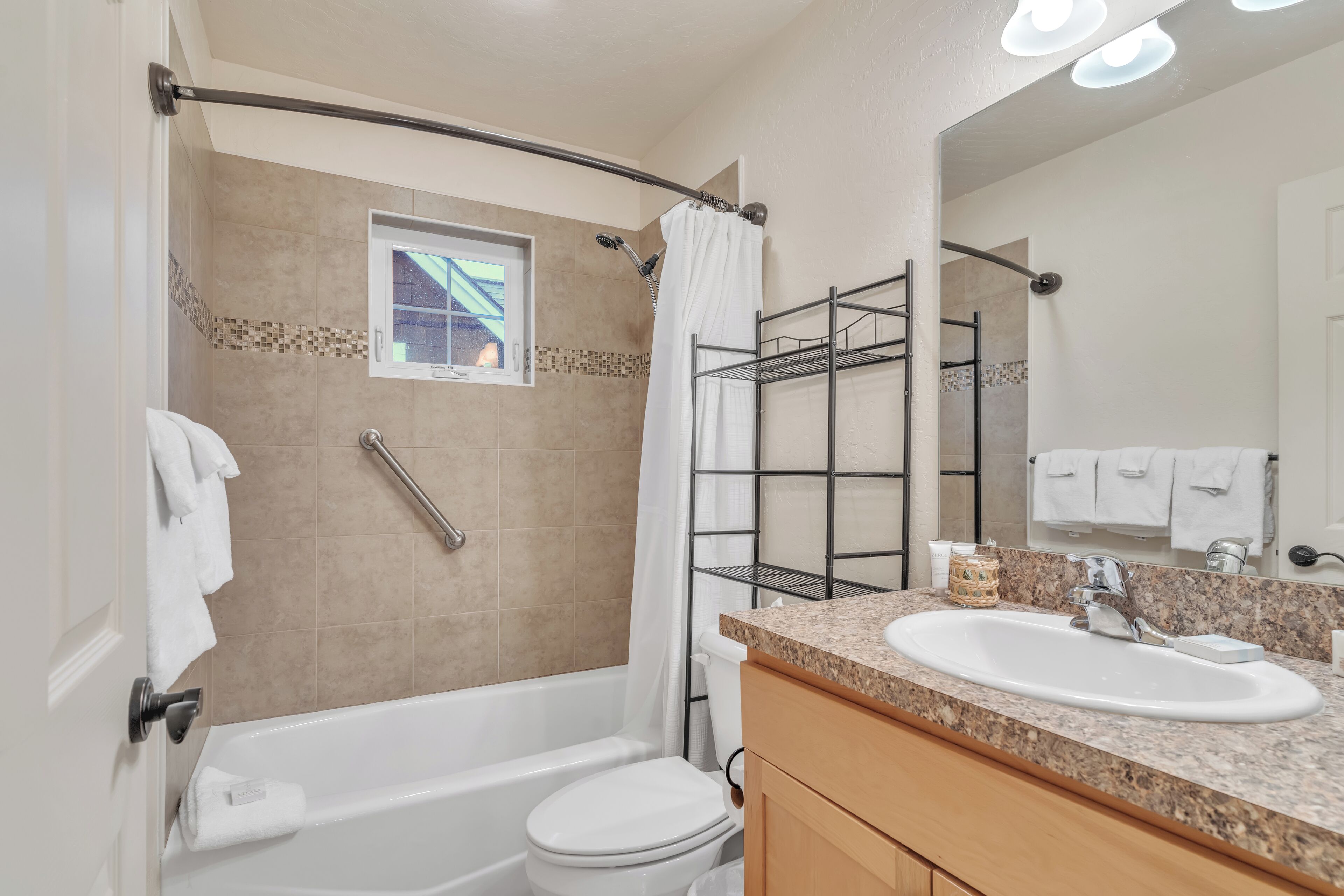 Ein Badezimmer mit Badewanne, Toilette und Waschbecken.