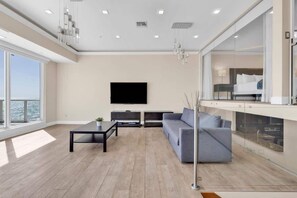 TV, offices - Shine Suites Balcony Duplex (Miami)