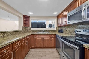 Coffee/tea maker, fridge, microwave, oven