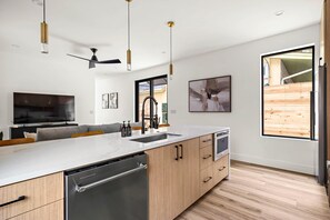 Réfrigérateur, four à micro-ondes, un four, surface de cuisson