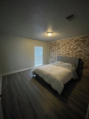 Comfort Single Room | Free WiFi - 12371 Sharpview Dr (Houston)