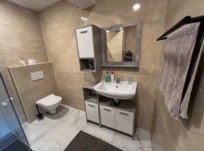 Dusche, Haartrockner, Handtücher