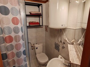 Douche, sĂšche-cheveux, serviettes fournies