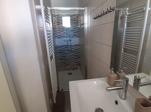 Dusche, Haartrockner, Handtücher