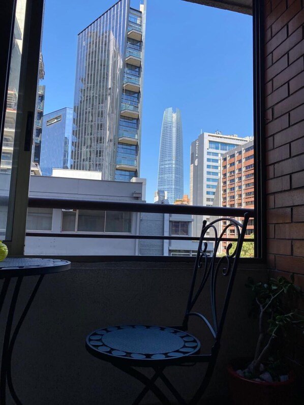 Refrigerador con freezer, microondas, placa de cocina