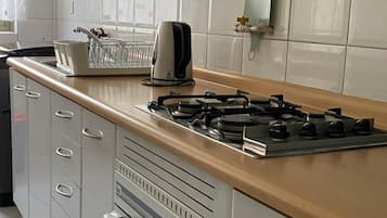 Apartamento família | Cozinha privada | Geladeira grande, micro-ondas, cooktop