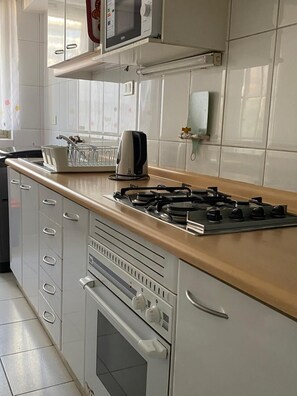 Refrigerador con freezer, microondas, placa de cocina